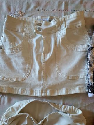 Conjunto de ropa plateado y blanco