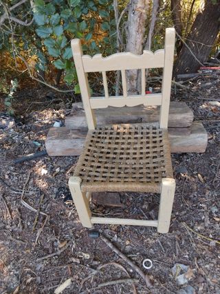 Silla antigua de madera y tela