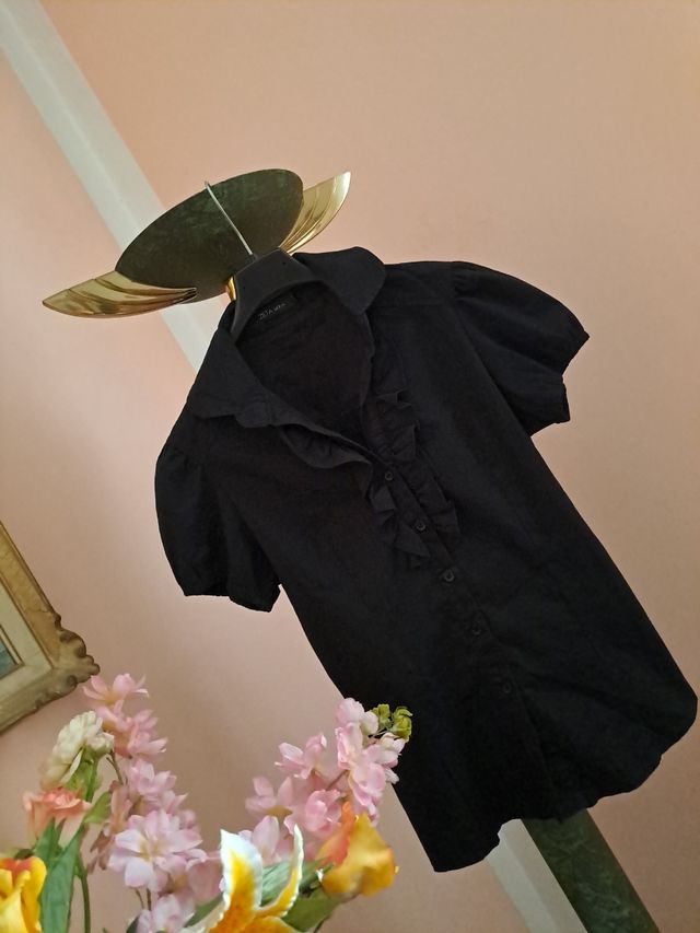 Camicetta nera con rouches