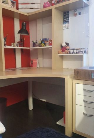 Mesa de estudio beige y roja