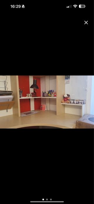 Mesa de estudio beige y roja