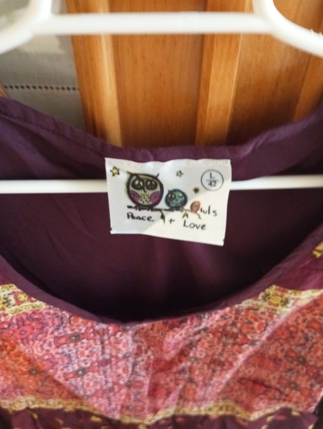 Blusa morada y roja con estampado