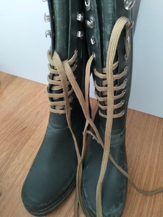 Catiuscas.
Botas de agua verdes con cordones