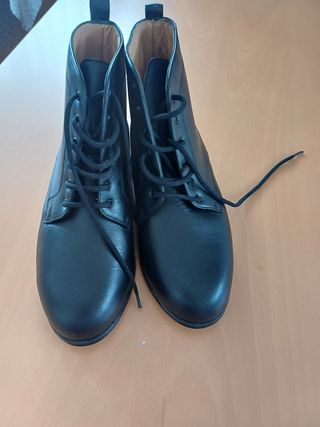 Botines ortopédicos negros con cordones