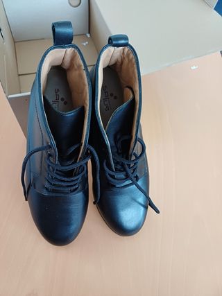 Botines ortopédicos negros con cordones