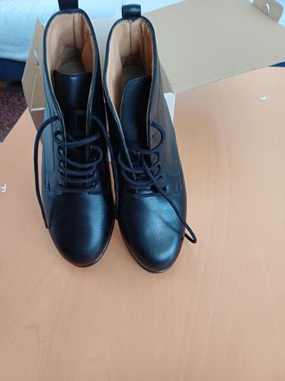 Botines ortopédicos negros con cordones