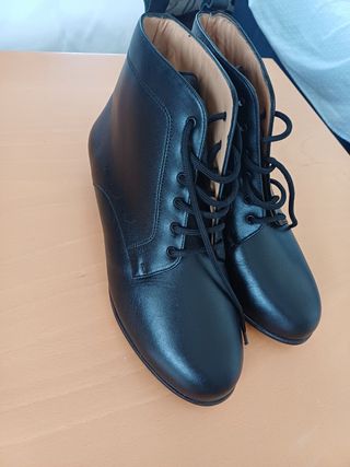Botines ortopédicos negros con cordones