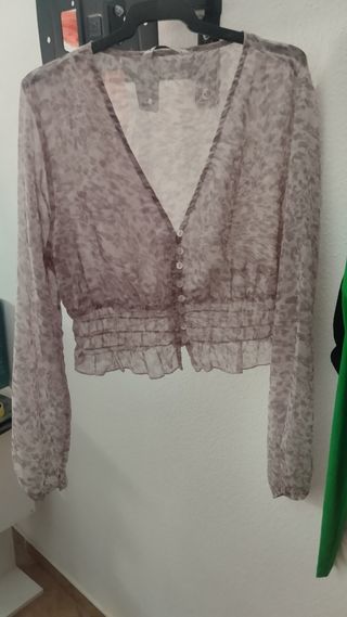 Blusa Stradivarius gris estampado