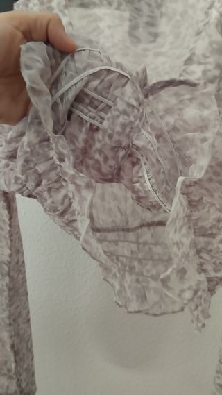 Blusa Stradivarius gris estampado