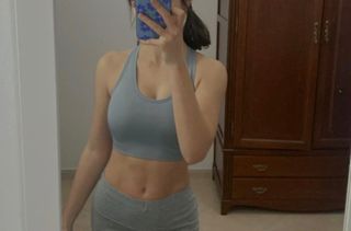 Sujetador deportivo gris con tirantes cruzados