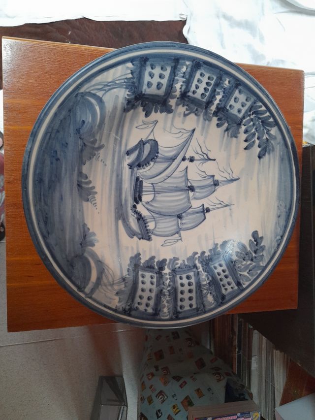 Piatto decorativo blu e bianco. Dipinto a mano