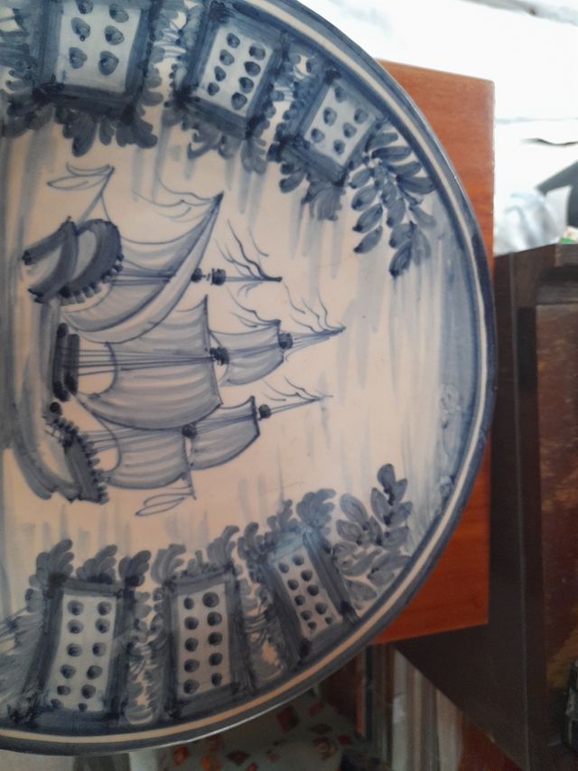 Piatto decorativo blu e bianco. Dipinto a mano