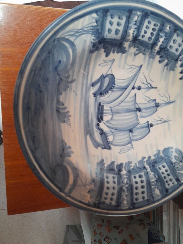 Piatto decorativo blu e bianco. Dipinto a mano