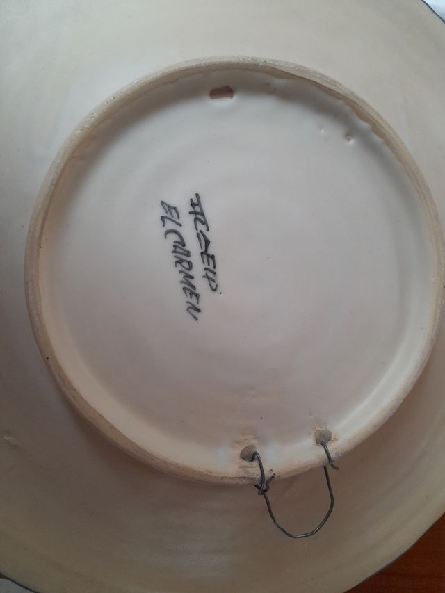 Piatto decorativo blu e bianco. Dipinto a mano