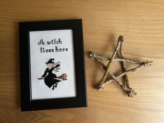 Cuadro "A Witch lives here" y pentagrama 