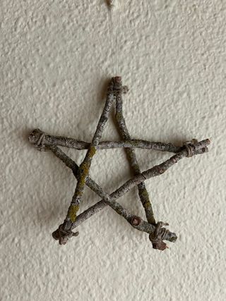 Cuadro "A Witch lives here" y pentagrama 