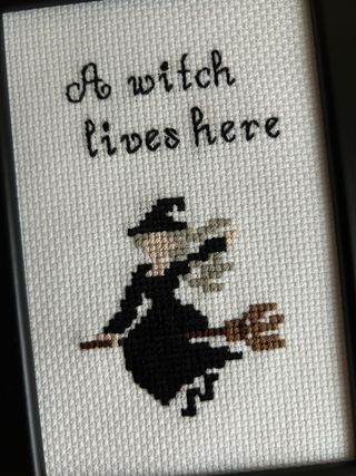 Cuadro "A Witch lives here" y pentagrama 