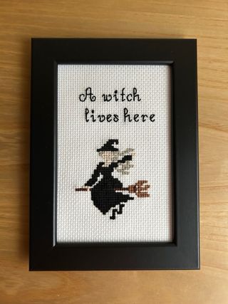 Cuadro "A Witch lives here" y pentagrama 