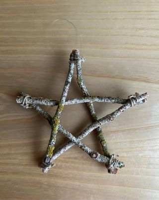 Cuadro "A Witch lives here" y pentagrama 