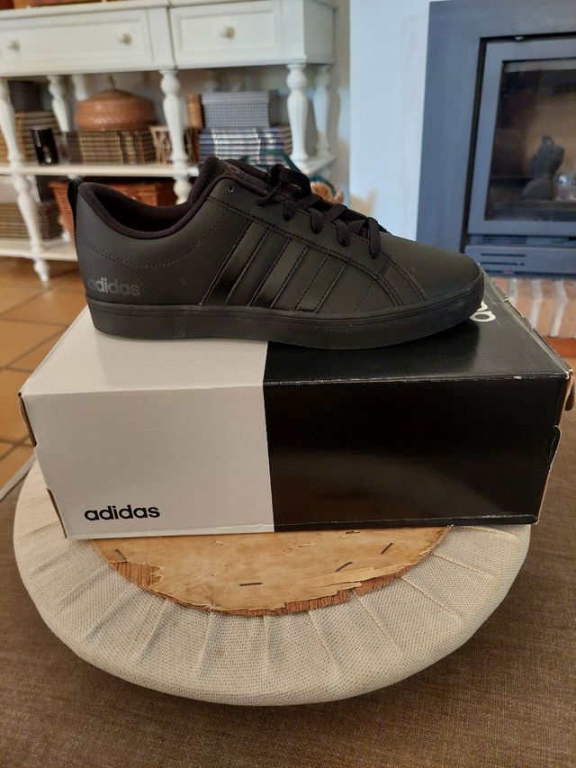 Adidas negras en caja original. Totalmente nuevas