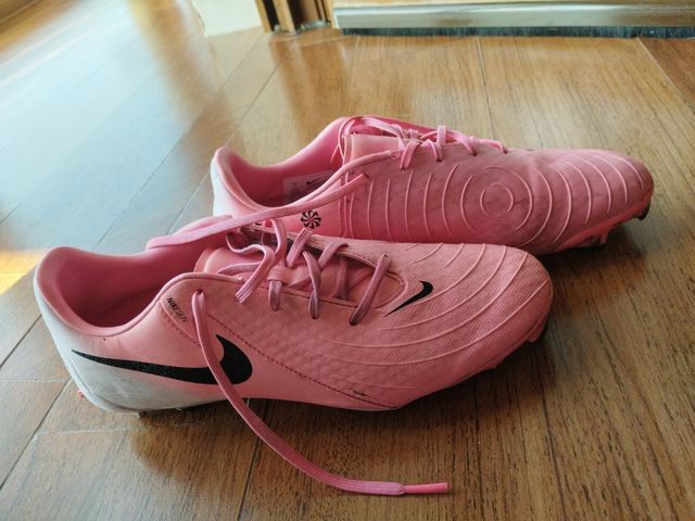 Botas de fútbol Nike rosas