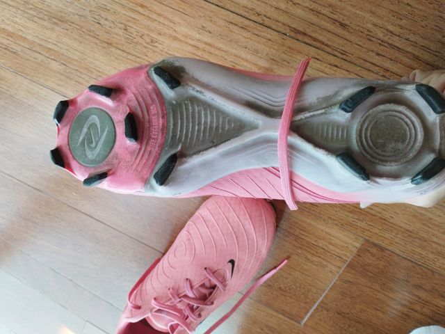 Botas de fútbol Nike rosas