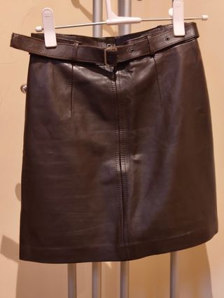 Falda de piel marrón con cinturón