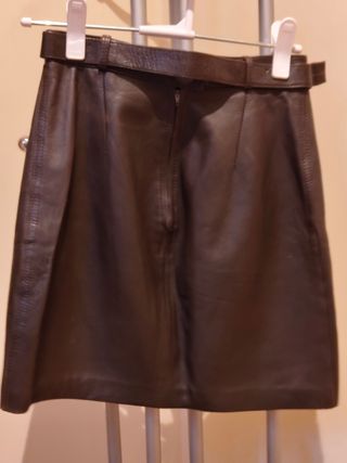Falda de piel marrón con cinturón