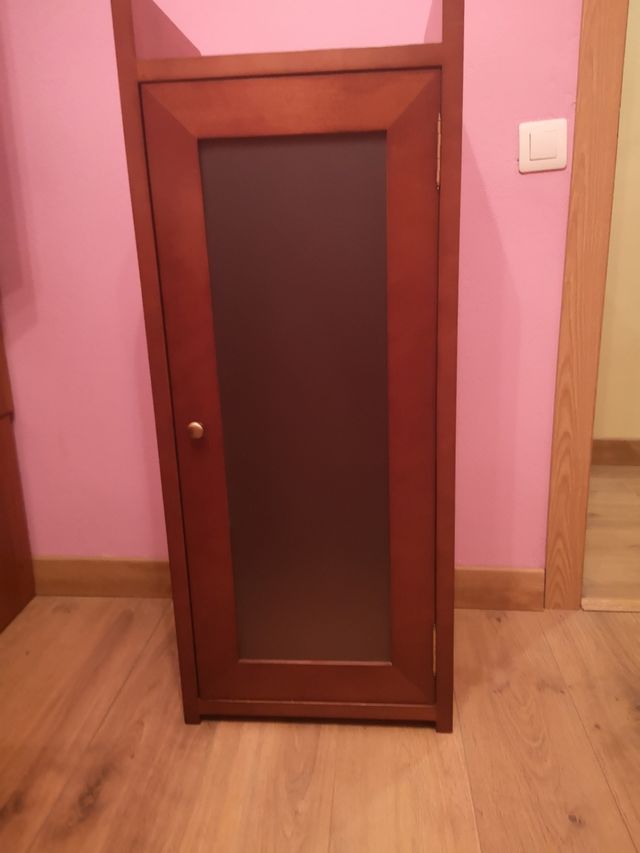 Mueble vitrina madera con cristal ácido