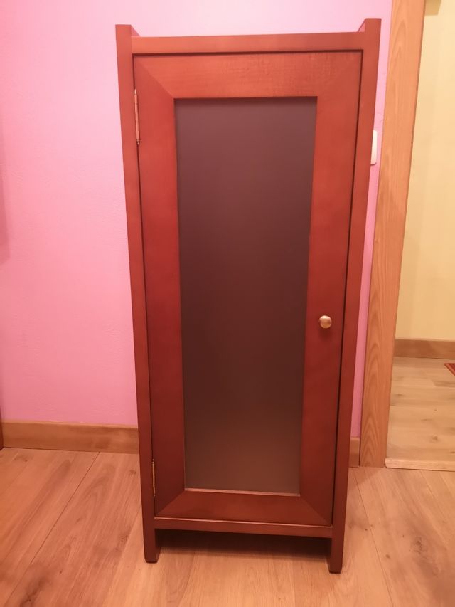 Mueble vitrina madera con cristal ácido