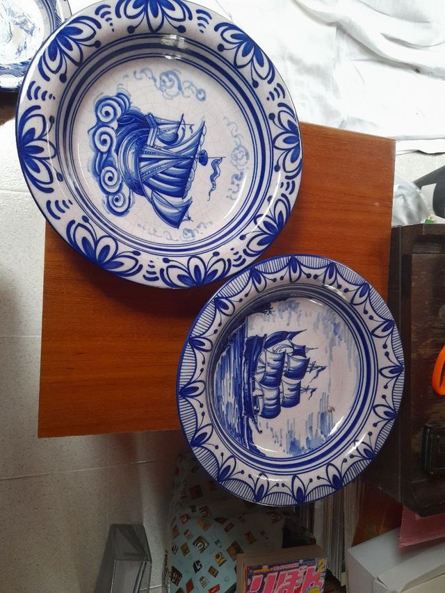Coppia di piatti decorativi in ceramica