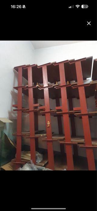 Estanterías de madera y metal