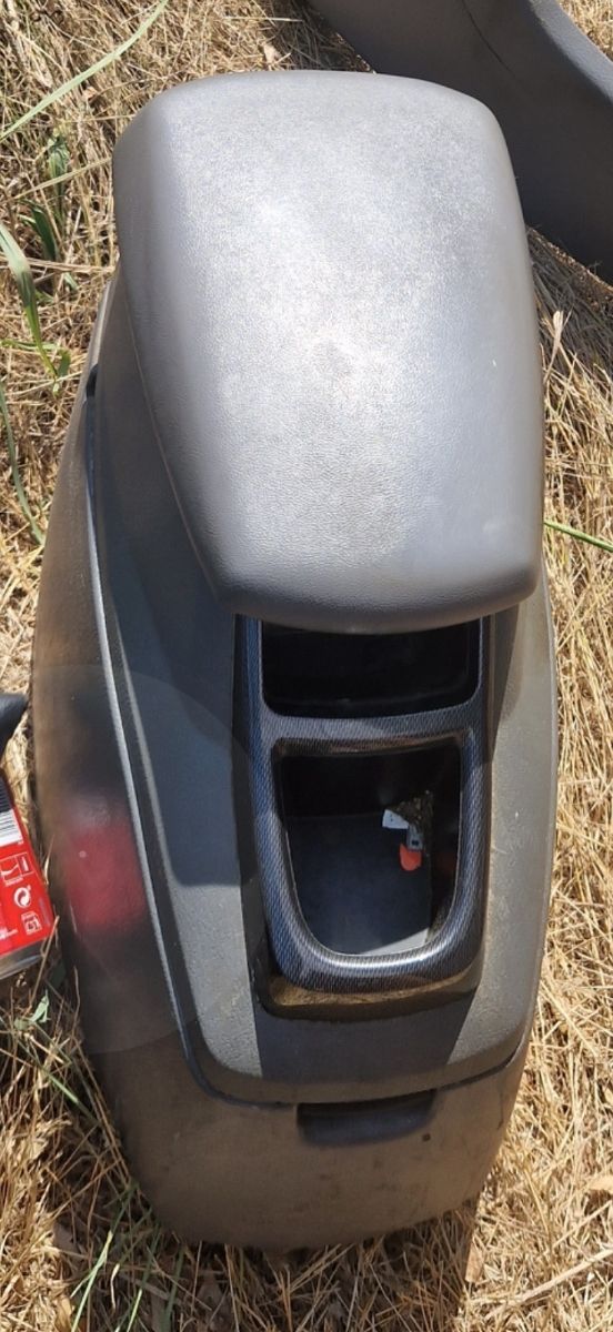 Apoyabrazos central coche