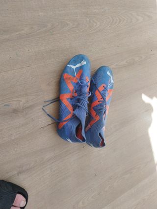 Botas de fútbol Puma azules y naranjas