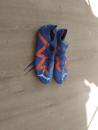 Botas de fútbol Puma azules y naranjas