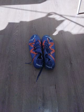 Botas de fútbol Puma azules y naranjas
