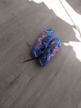 Botas de fútbol Puma azules y naranjas