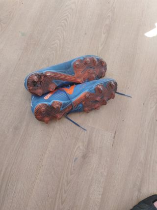 Botas de fútbol Puma azules y naranjas