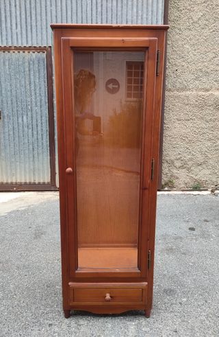 Vitrina de madera con puerta de cristal y cajón