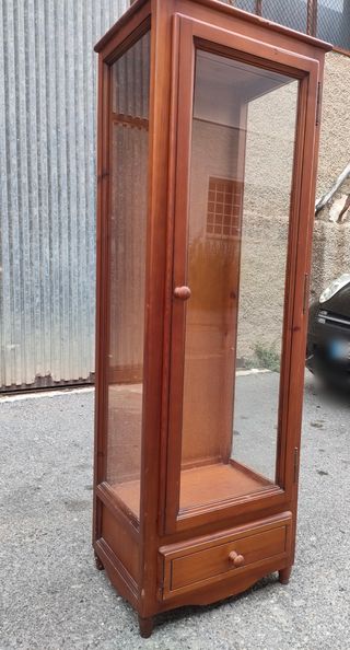 Vitrina de madera con puerta de cristal y cajón