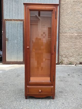 Vitrina de madera con puerta de cristal y cajón