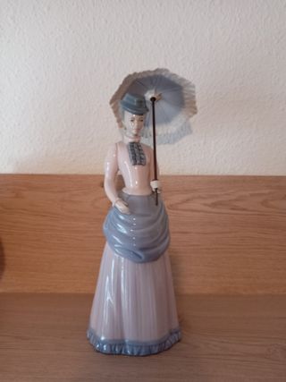 Muñeca de porcelana con sombrilla