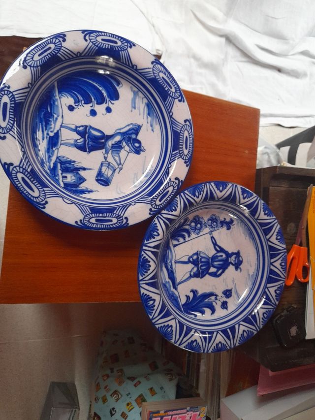 Coppia di piatti decorativi blu e bianchi