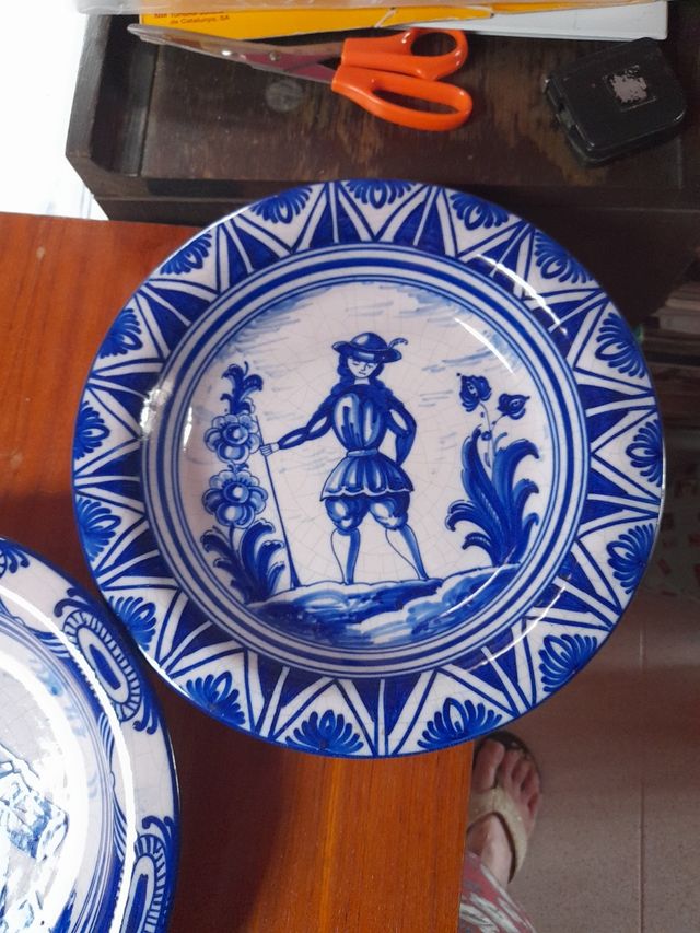 Coppia di piatti decorativi blu e bianchi