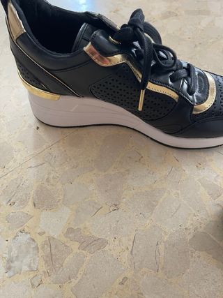 Zapatillas Michael Kors Negras y Doradas con cuña