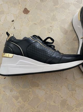 Zapatillas Michael Kors Negras y Doradas con cuña