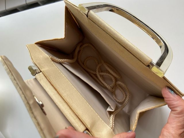 Bolso de fiesta beige y dorado