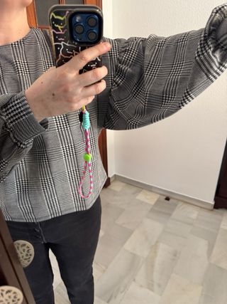 Sudadera de cuadros blanca y negra