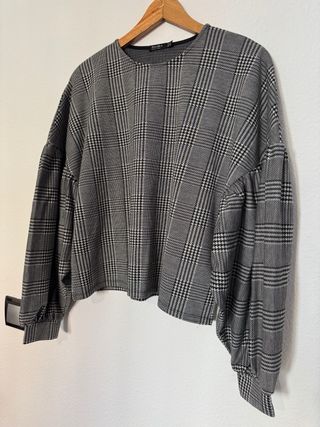 Sudadera de cuadros blanca y negra