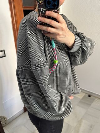 Sudadera de cuadros blanca y negra